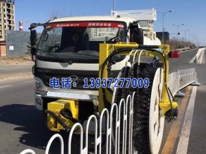 河南都市機(jī)械設(shè)備有限公司與晉中**共同研制開(kāi)發(fā)成功了新型的護(hù)欄清洗車(chē)